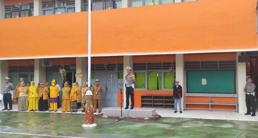 Satlantas Berau sebagai Pembina Upacara di SMKN 1 Berau