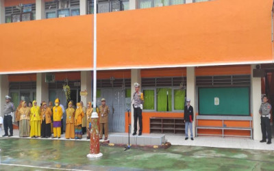 Satlantas Berau sebagai Pembina Upacara di SMKN 1 Berau